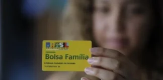 O que Flávio Bolsonaro e Lula propõem sobre o Bolsa Família