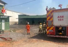 Bombeiros veem risco de desabamento de galpão atingido por incêndio